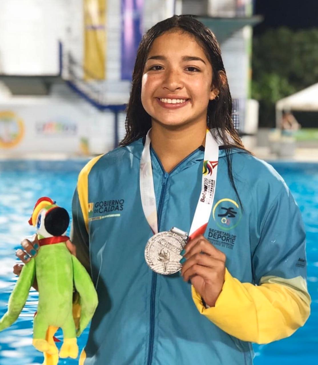 Stefanía Gómez orgullosa luciendo una de sus medallas