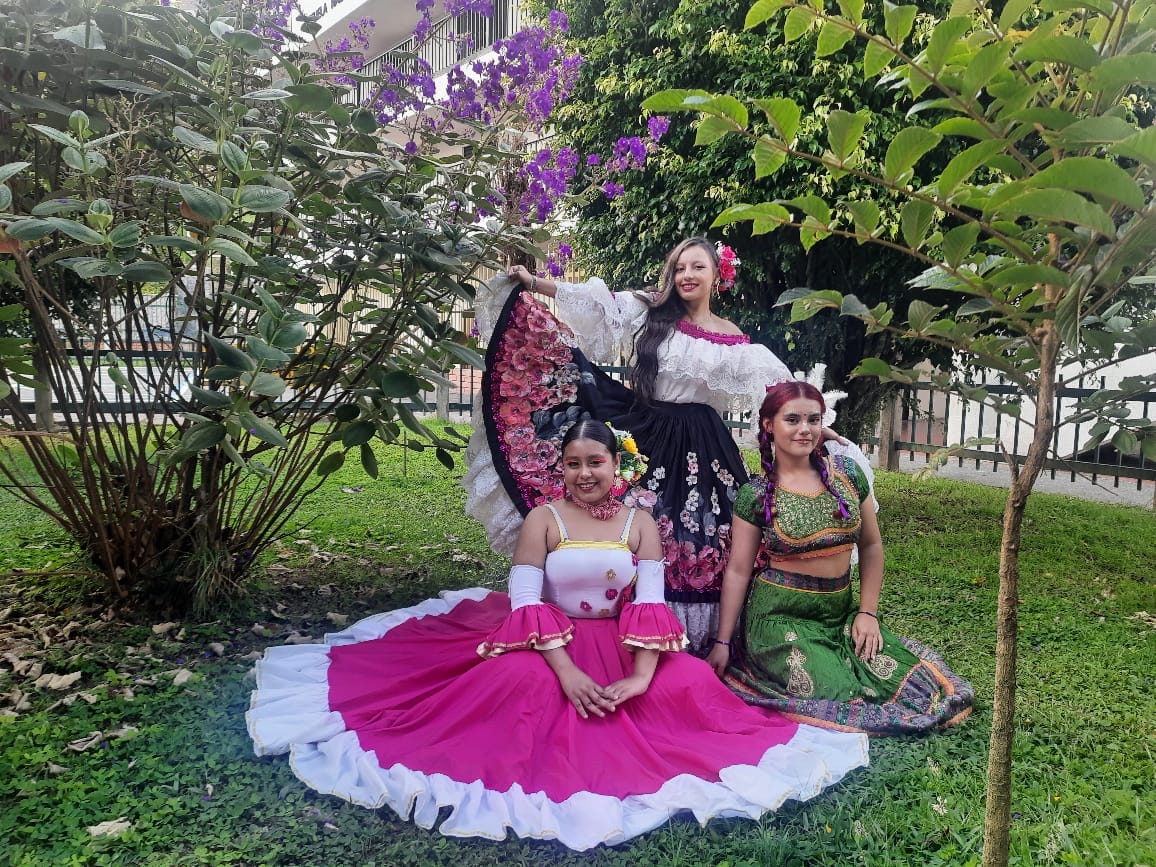 Bailarinas de secundaria sede Palermo luciendo trajes típicos
