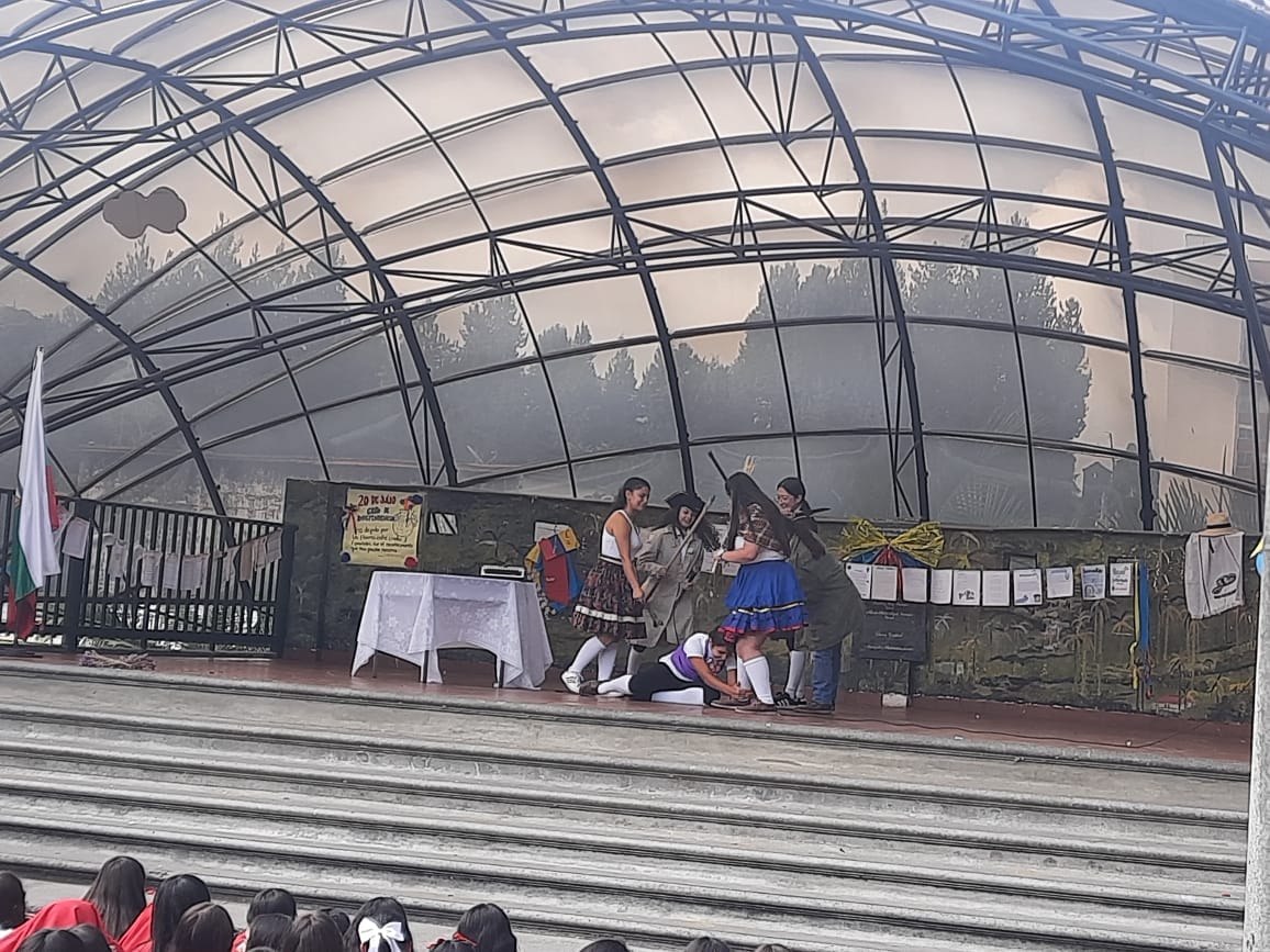 Estudiantes de noveno grado actuando en obra de teatro