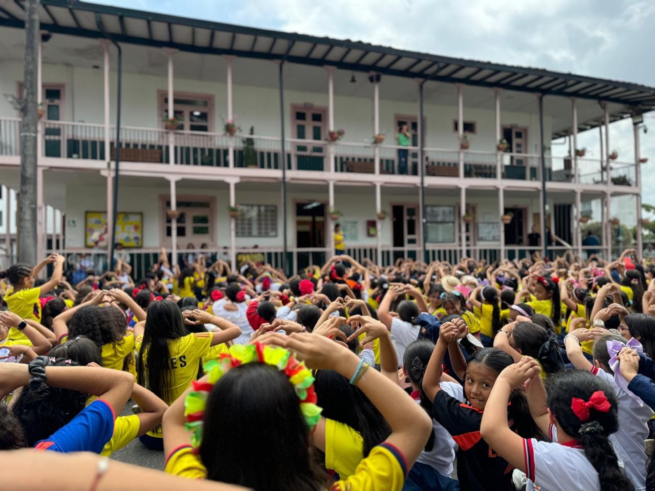 Estudiantes de primaria de la sede Palermo haciendo honores a la independencia de Colombia