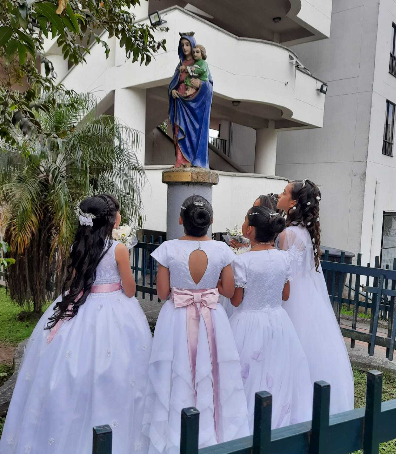 4 estudiantes de primaria de la ENAE orándole a la virgen María