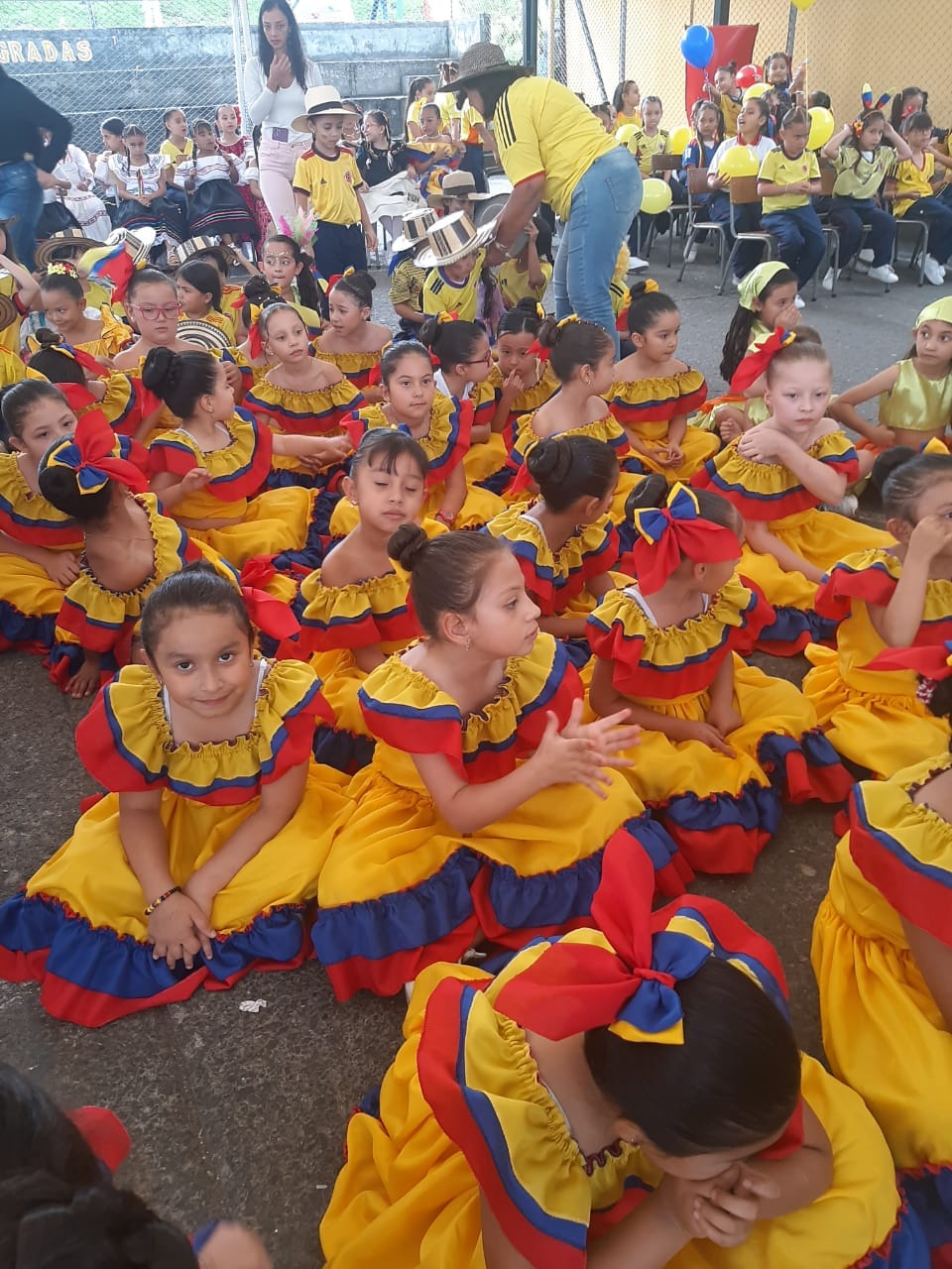 Estudiantes de primaria sede Alta Suiza vistiendo trajes típicos