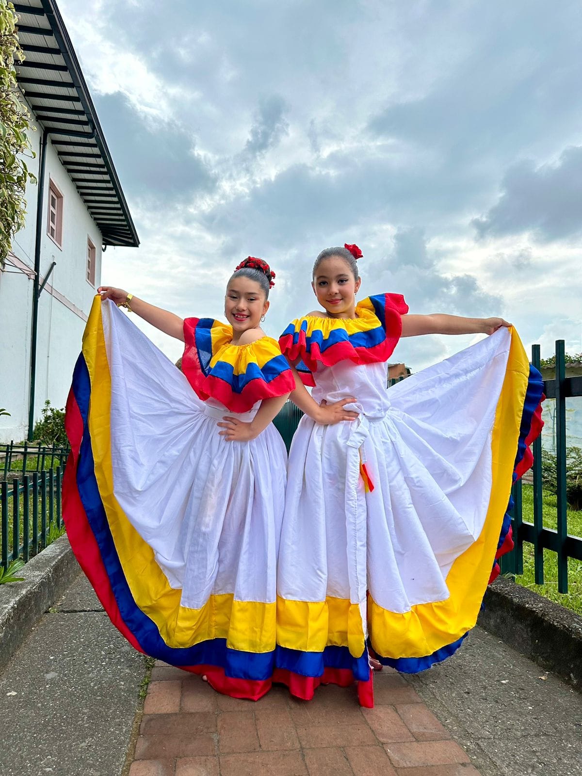 Estudiantes de primaria vistiendo trajes típicos