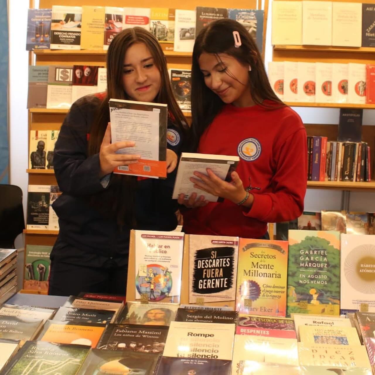 Estudiantes de noveno grado de la ENAE observando libros