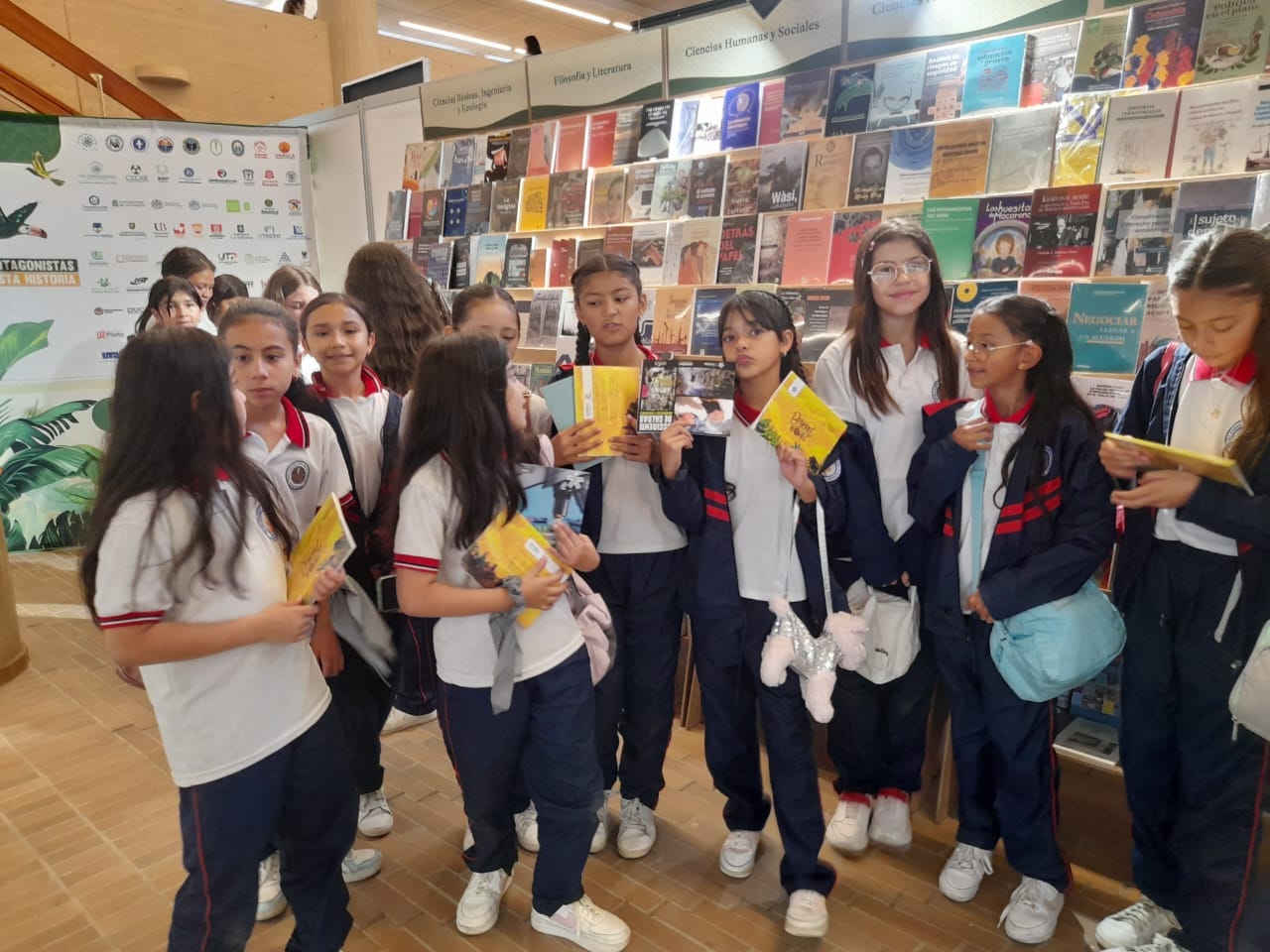 Estudiantes de primaria visitando la feria del libro 2024