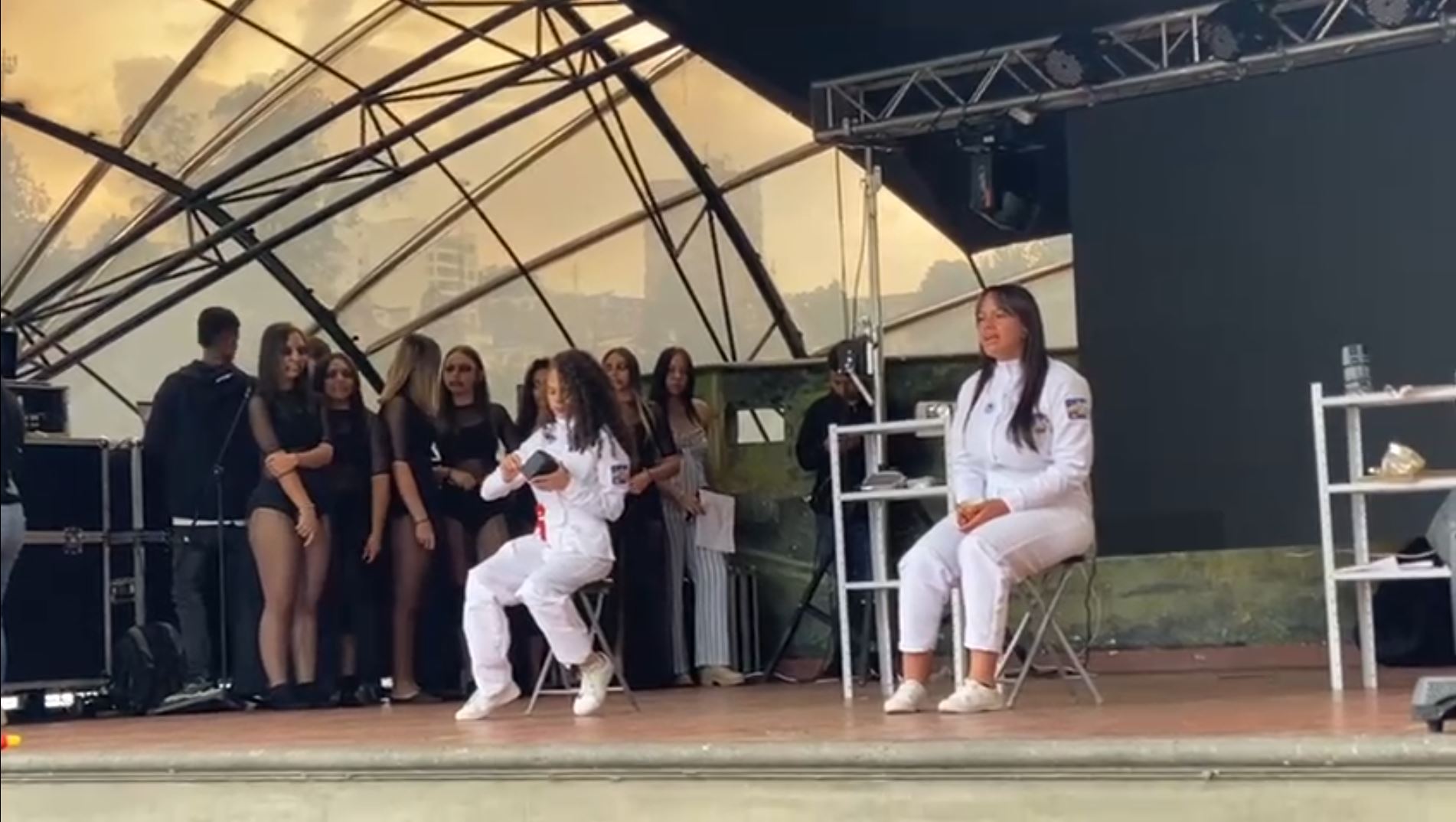 2 estudiantes pertenecientes al grupo de teatro de la ENAE poniendo en escena su obra 