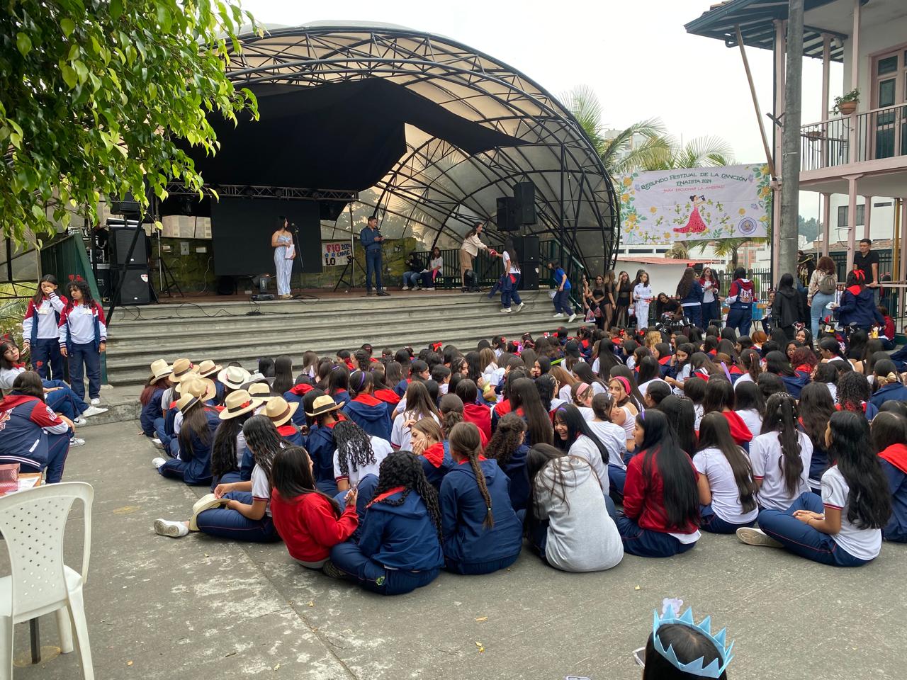 Multitud de estudiantes de la ENAE disfrutando del segundo festival de la canción ENAISTA