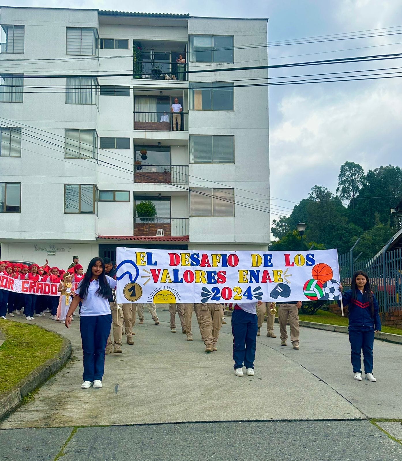 Estudiantes de primaria participando en el desfile de inauguración de interclases 2024