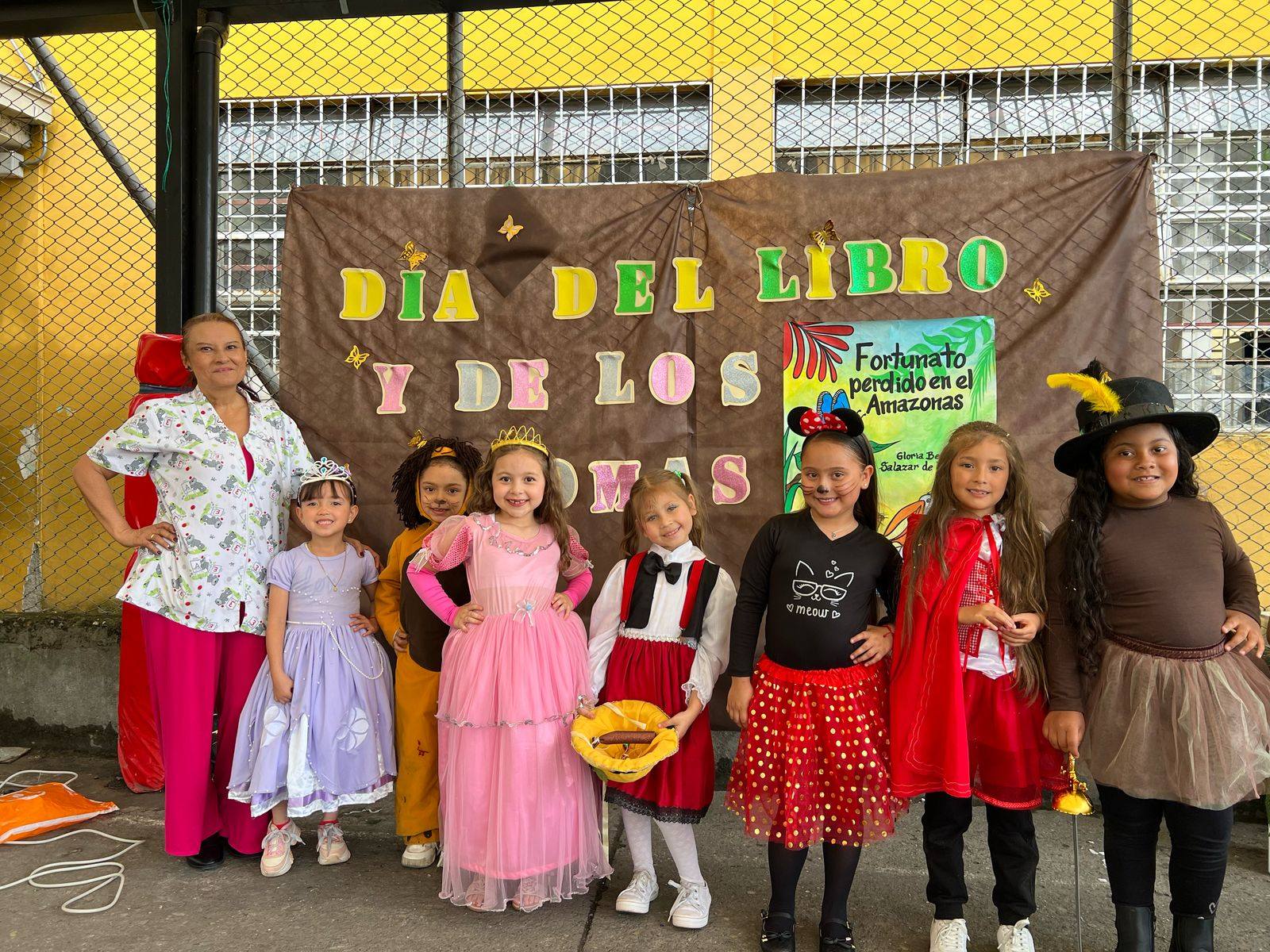 Estudiantes de la Sede Alta Suiza en la celebración del día del idioma